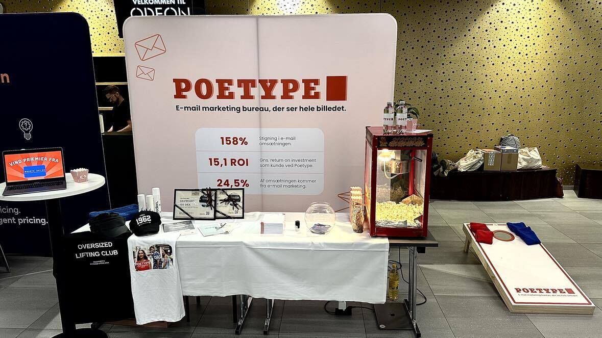 Collègues jouant au cornhole lors d'un rassemblement d'entreprise